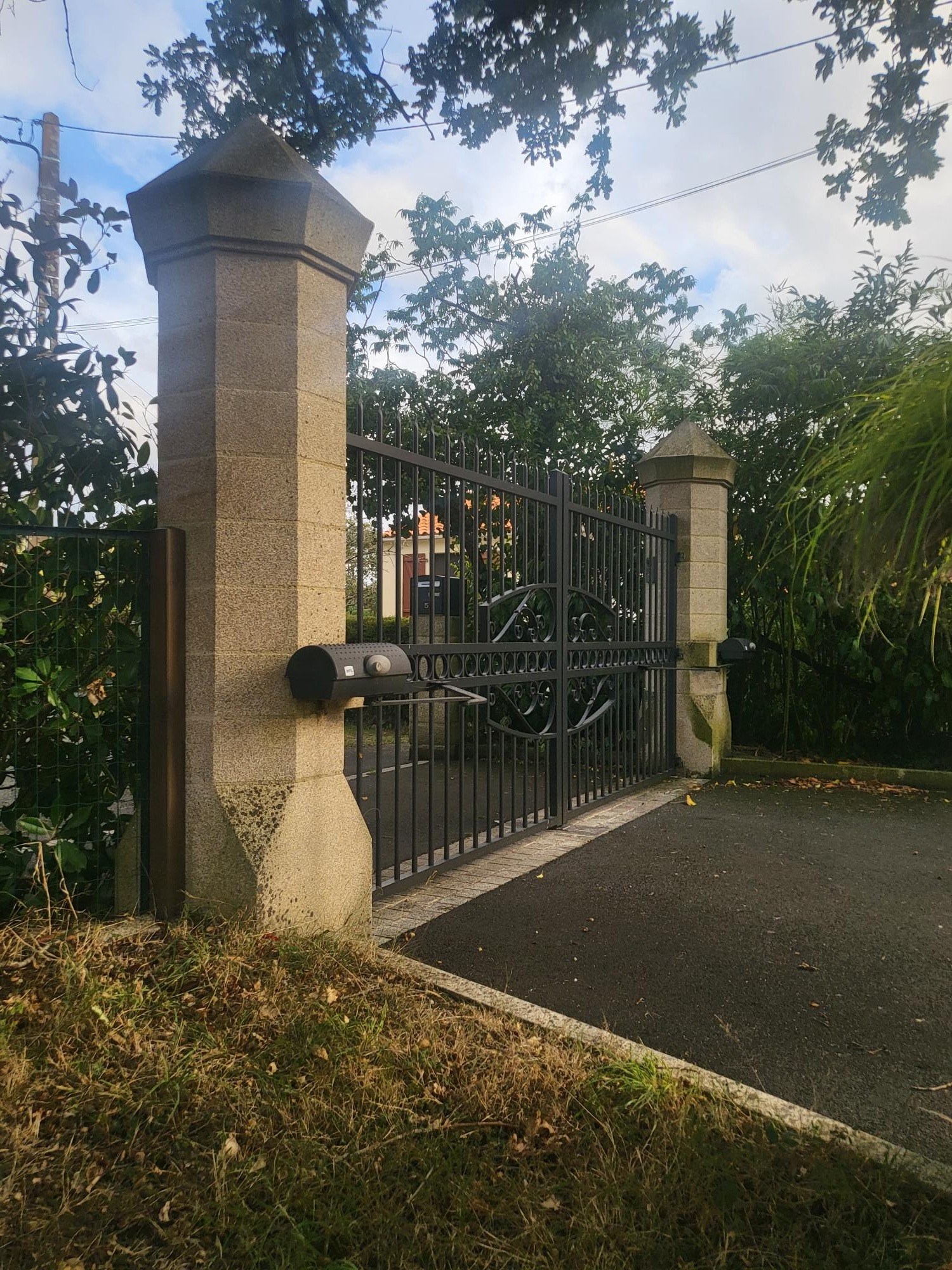 Installation par Au Thomas Tisme Service d'un portail électrique BFT IGEA BT 24V