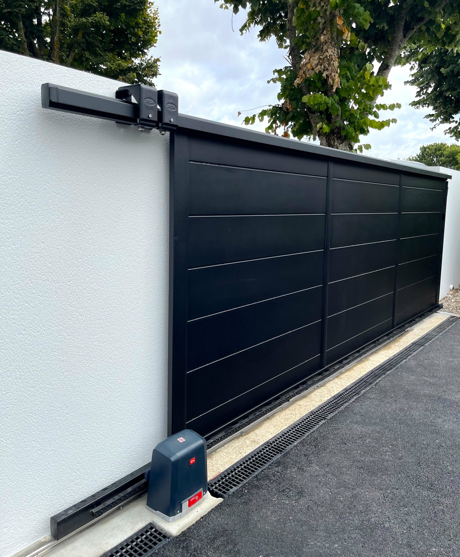 portail coulissant DC Production Clôture de l'Océan avec une motorisation BFT installé par Au Thomas Tisme Service aux Sables d'Olonne