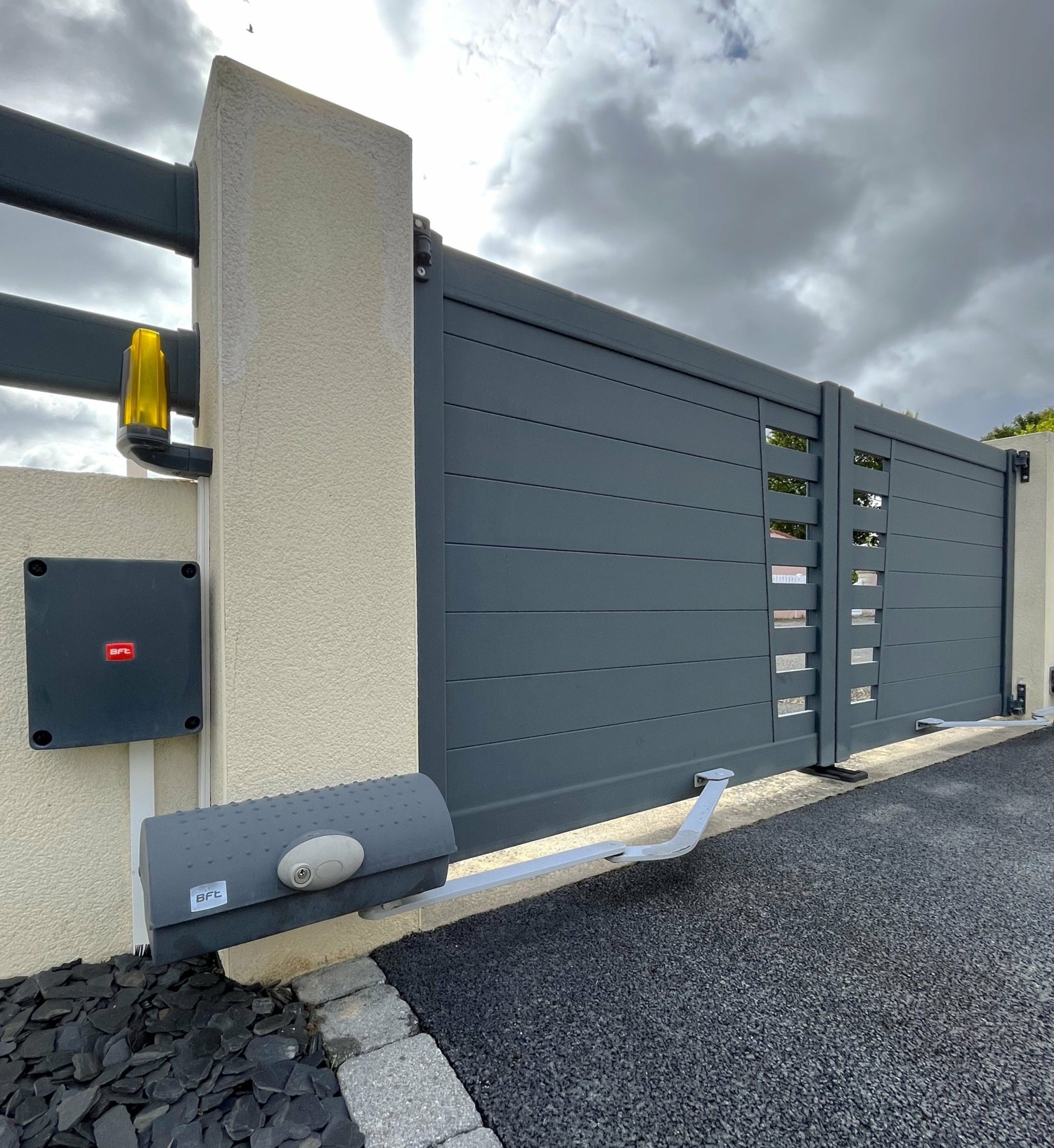 Installation d'un portail battant avec moteur électrique BFT KIT PRO IGEA ULTRA BT par Au Thomas Tisme Service en Vendée