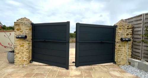 Installation par Au Thomas Tisme Service d'un portail battant automatique BFT KIT IGEA BT ULTRA sur la commune de Talmont Sainte Hilaire dans le 85