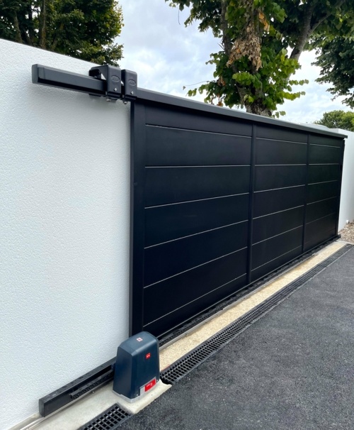 portail coulissant DC Production Clôture de l'Océan avec une motorisation BFT installé par Au Thomas Tisme Service aux Sables d'Olonne